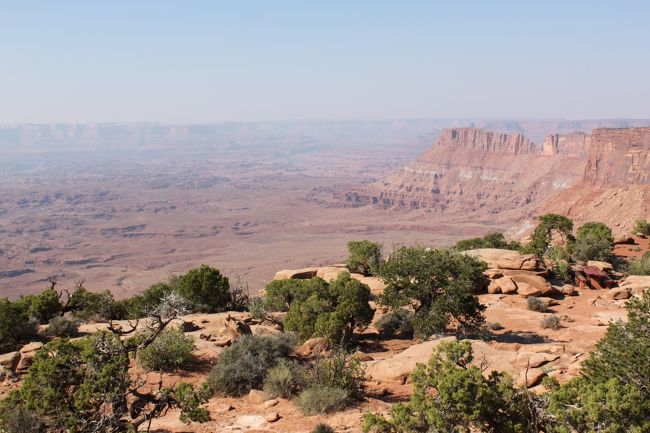 ２年ぶりにグランドサークルの旅に行ってきました。<br />今回はArches National Park(以下NP）とCanyonlands NPの２つの国立公園、Colorado National Monument、Dead Horse Point State Parkを回ってきました。<br />ArchesとCanyonlandsの国立公園は５年前に１度訪問しているのですが、その時あまりにも心残りが多かったため再訪問しました。<br />また今回は初めてコロラド州（といってもI-70のFruitaまで、州境を超えてすぐ）にも足を伸ばしました。<br />滞在時間を増やすため、行き帰りの航空機はDELTA航空の羽田便を選択。<br /><br />【旅程】<br />□9/14（金）　羽田→（日付変更線）→LAX　LA宿泊<br />□9/15（土）　LAX→SLC（Salt Lake City）→Fruita（CO）泊<br />□9/16（日）　Colorado NM→Moab泊<br />□9/17（月）　Arches NP<br />■9/18（火）　Canyonlands NP（Needles）<br />□9/19（水）　Canyonlands NP（Islands In The Sky）→Arches NP<br />□9/20（木）　Dead Horse Point 州立公園→Las Vegas泊<br />□9/21（金）　Las Vegas観光<br />□9/22（土）〜9/24（月）　Las Vegas観光　LAS→LAX→羽田<br /><br />Chesler ParkからElephant Hillのトレイルヘッドまで戻ります。<br />また、少し時間があったので、Needles Overlook展望台に行ってきましたが、Oregon州方面の山火事の煙がちょうどUtah州に流れてきていて、遠景が煙で霞んでしまい景色はいまいちでした。<br /><br />今日の宿泊はMoabのLastec Inn です。