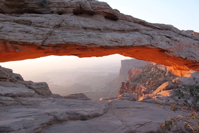 ２年ぶりにグランドサークルの旅に行ってきました。<br />今回はArches National Park(以下NP）とCanyonlands NPの２つの国立公園、Colorado National Monument、Dead Horse Point State Parkを回ってきました。<br />ArchesとCanyonlandsの国立公園は５年前に１度訪問しているのですが、その時あまりにも心残りが多かったため再訪問しました。<br />また今回は初めてコロラド州（といってもI-70のFruitaまで、州境を超えてすぐ）にも足を伸ばしました。<br />滞在時間を増やすため、行き帰りの航空機はDELTA航空の羽田便を選択。<br /><br />【旅程】<br />□9/14（金）　羽田→（日付変更線）→LAX　LA宿泊<br />□9/15（土）　LAX→SLC（Salt Lake City）→Fruita（CO）泊<br />□9/16（日）　Colorado NM→Moab泊<br />□9/17（月）　Arches NP<br />□9/18（火）　Canyonlands NP（Needles）<br />■9/19（水）　Canyonlands NP（Islands In The Sky）→Arches NP<br />□9/20（木）　Dead Horse Point 州立公園→Las Vegas泊<br />□9/21（金）　Las Vegas観光<br />□9/22（土）〜9/24（月）　Las Vegas観光　LAS→LAX→羽田<br /><br />とうとう国立公園の旅も最終日。<br />午前はCanyonlands NPのIslands In The Sky、午後は再度Arches NPへ。<br /><br />Mesa Archで日の出を鑑賞。展望台を巡ります。<br />Grand View Pointでは、距離は短いですがトレッキングをします。