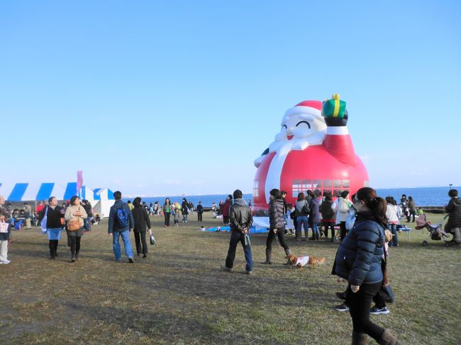 震災から２年。浦安では昨年の浦安復興祭に続いて２年目の<br />復興感謝祭が開催されました。<br />会場も同じく東京湾に面した広い浦安総合公園です。私が出<br />掛けた２日目は天気も晴れて市内外の多くの人々が集まりま<br />した。<br /><br />昨年のような英国軍楽隊やディズニーランドのキャラクター<br />達のパレードこそありませんが舞台では次々ダンスが披露さ<br />れました。市内の店やホテル、或いは東北被災地からの出店も<br />多く行列が出来ました。今回私も家族と来た為ビールやピザ<br />や焼き鳥と一杯買って復興に貢献しました。