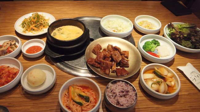 10月に訪韓して以来、１カ月ぶりの３泊４日のソウル旅行。マイルを使って特典航空券で行った一人旅。<br />復路のフライトはビジネスクラス！いつもは自宅から近い羽田出発ですが、今回は成田空港出発です。<br />一人でも食事しやすい食堂を調べ、色々な韓国料理を堪能してきました。<br />滞在ホテルは鐘路３街にあるドロスホテルです。<br />こちらの旅行記ではグルメとホテルを紹介しています。