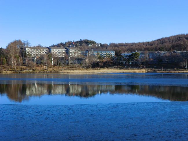 11月下旬の蓼科・女神湖周辺の天気は目まぐるしく変わる。晩秋から初冬へ、雪が降り出したり、女神湖が凍り出したりする。この変化が面白い。<br />写真：凍り出した女神湖<br /><br />私のホームページ『第二の人生を豊かに―ライター舟橋栄二のホームページ―』に旅行記多数あり。<br />http://www.e-funahashi.jp/<br />