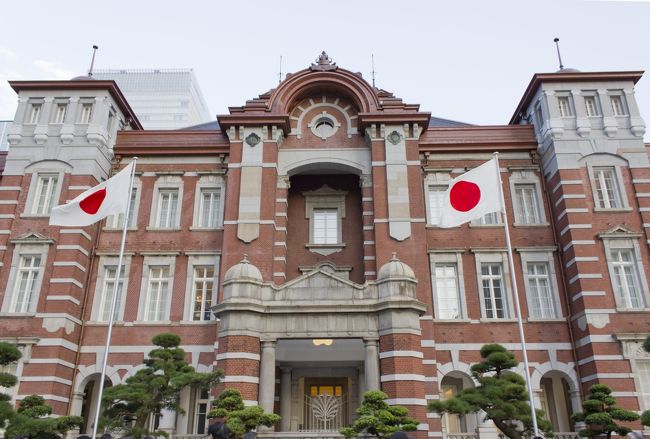 東京スカイツリーを見たQTら3人は、ベビーカーを押しながら歩いて浅草・浅草寺へ向かいました。外国人や修学旅行の学生らでごった返していて、平日なのにこの賑わいは流石だなあと実感。<br /><br />浅草のあとは、地下鉄に乗って東京駅へ。いよいよ完成した丸の内駅舎を愛加にも見せてあげようと思い、早速行ってみました。<br /><br />ただいくつかの障害が。<br /><br />ベビーカーを押す＝階段はダメ<br /><br />地下鉄は上下の移動が多いので、階段ばっかり・・・<br /><br />今まで経験したことがない、階段を登ればすぐ進めるのに、ベビーカーがあるためにエレベーターを探したり、スロープを探したりと、かなり時間を費やすことにもなりました。<br /><br />流石に毎回ベビーカーを担いで登るのも大変ですので。。。<br /><br />東京駅内もエレベーターを探すのに一苦労。地下鉄は特に大変でした。<br /><br />あっち行ったりこっち行ったり。駅員さんに何度助けてもらったことか・・・<br /><br />海外旅行に行く場合、ベビーカーでいっても問題ないものなのか。今回、それを考えるいい経験をしたような気がします。<br /><br />あと、授乳室探し。意外とないもんです。トイレはあるのですが、授乳できるようなゆったりとしたスペースは、意外と探すのが大変。事前に検索した上で歩き回るのがベターなんですかね。<br /><br />普段家にいたりして何気ないことが、旅行に来ると結構ハラハラするもんです。<br /><br />初日は、台場のサンルートへ宿泊。角部屋でかなり広い部屋でした。<br /><br />2日目は、ゆりかもめにて汐留・台場を観光。まるで修学旅行生のようなルートです。<br /><br />最終日朝にはホテルフロント前に、サンタクロース姿の北欧の方が。<br /><br />あまりのサプライズでビックリです。<br /><br />愛加には、本当にいい経験をさせることができました。<br /><br />次回の旅は、来年北陸かなあ。