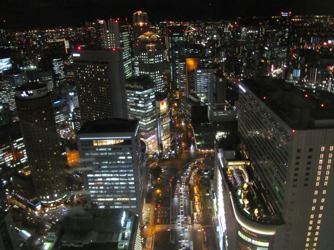 11月26日、午後6時半過ぎ頃、梅田阪急ビルオフィスタワー40Fで需要家との打合せ後に窓から見られる素晴らしい夜景を写真撮影した。<br /><br /><br /><br /><br />＊写真は梅田阪急ビルオフィスタワー40Fから見られる大阪駅周辺の夜景