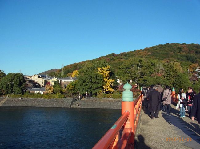 某大学のユースホステルクラブのＯＢ会が宇治の「花やしき浮舟園」（料亭として有名）で、開催された。<br />宴会の前後に宇治の紅葉と「世界遺産・国宝　宇治上神社　拝殿」等を撮影した。<br /><br />京都はちょうど紅葉の見ごろで、京都へ向かう交通機関は大変混雑していたが、幸い京阪電車は行楽客と逆方向（京都→大阪）だったので助かった。<br />それでも、宇治に着くと狭い道は行楽客の自家用車で大渋滞していた。
