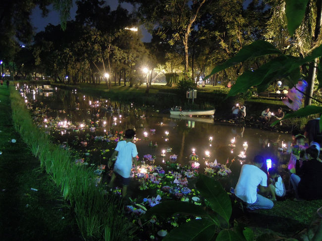 旧暦12月の満月の夜、タイでは水の精霊に感謝し魂を清めるロイクラトンのお祭りがあります。花で飾った灯籠を川に流す習わしですが市内各地の公園の池にも数多くの花灯籠が浮かび、その様は華やかでもありもの哀しくもあり。日本の灯籠流しとよく似ているような気がします。<br /><br />去年は洪水の影響で運河は地上すれすれの水位、ロイクラトンを迎えるどころではなかったのですが、今年はあれこれ政争はあるものの何とかお祭りがやってきました。<br />今日の昼のうちは雨期最後の雨が降っていましたが、夜にはやんで秋の朧月夜です。<br />今年はルンピニ公園のロイクラトンを見に行ってみました。<br /><br />2010年のロイクラトンはエンポリアム隣の公園で。<br />タイの灯籠流し、ロイクラトン　＊ バンコク紀行(23) ＊<br />http://4travel.jp/traveler/muffin/album/10522465/