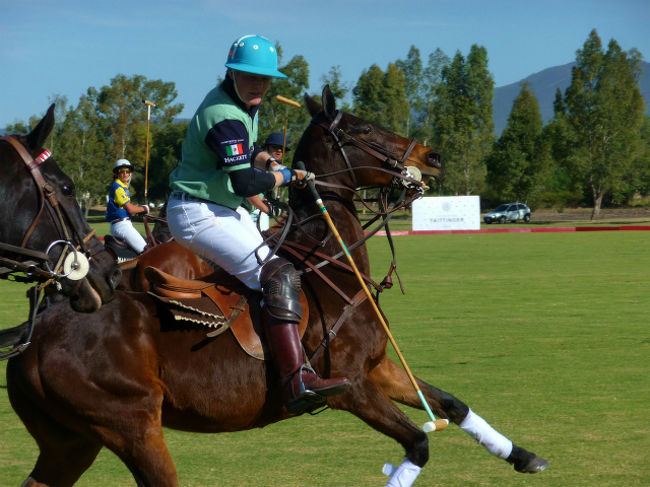今回ケレタロまで来た主な目的は、Balvanera Polo & Country Clubで行われる友人のお嬢さんが出場する障害飛越のメキシコ国内選手権の応援と敷地内のポロ競技場で行われるメキシコで初めてのブリティッシュ・ポロ・デイの試合の観戦でした。<br />British Polo Dayと言うだけあって、在メキシコ英国大使もご夫君と観戦されていました。(大使は女性です)<br /><br />写真はイートン校OBチームのプレーヤー