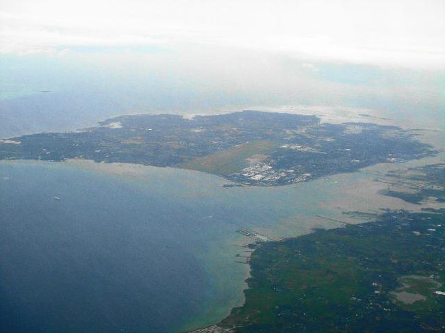 マニラに向かう、セブ上空からの写真を撮ってた時のことです。 <br /><br />飛行機が上昇すると、このアングルにマクタン島がすっぽり入ってしまいました！ <br /><br />小さい島でしょ〜　マクタン。 <br />この島の真ん中に、セブ国際空港があるんですよ。 <br /><br />ビーチリゾートのセブをイメージしてる方々の多くは、<br />このマクタン島のことをセブ島だと思ってる人もいらっしゃると思います＾＾<br /><br />セブの玄関口のマクタン島は、周囲10kmほどの小さい島で <br />となりのセブ本島と２本の橋でつながっています。 <br /><br />このマクタン島は、セブ島のダイブスポットです！ <br />南岸にリゾートホテルがいっぱいで、いくつものポイントが点在しています。 <br /><br />透明度はイマイチですが、魚の種類が多いのにはびっくりしますよ！ <br /><br />さて、画像を見てもらうと、右下の海峡越しがセブ本島です。 <br /><br />マクタン島の手前には、さんご礁（干潟かな＾＾）が広がり、 <br />沿岸部にリゾートが連なっています！<br /><br />空港からリゾートまでは、たったの15〜20分の距離だってことが分かりますよね！ <br /><br />マクタン島とセブ本島をつなぐ２本の橋も見えますか？ <br /><br />