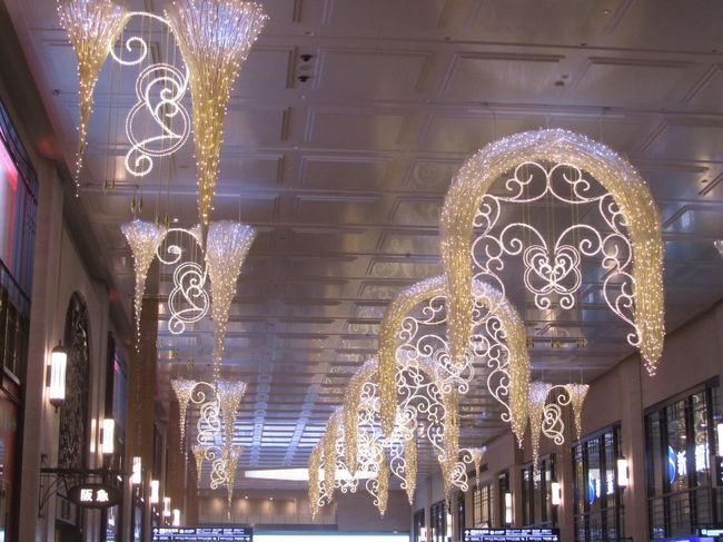 11月26日、午後5時半頃に梅田阪急ビルオフィスタワーにある需要家に行くために阪急百貨店の「南北コンコース」を歩いた。　この通りは丁度クリスマス商戦が始まっているのでクリスマスモード一色で天井には豪華なルミナリエ、ショウウインドウには「リサとガスパールのクリスマス」の絵が飾られていた。<br /><br /><br /><br /><br /><br />＊写真は豪華な天井部分の「ルミナリエ」