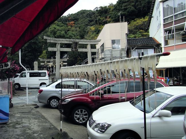 美保関神社に立ち寄ってみました。このあたりは観光名所らしく、宿泊施設がいくつもありました。すぐ近くに港があるせいか、お店では海産物が売られていました。美保関神社のすぐ側には、石畳の街並みがありました。<br /><br />なお、このアルバムは、ガンまる日記：美保関神社界隈を散策する[http://marumi.tea-nifty.com/gammaru/2012/12/post-cfa0.html]とリンクしています。詳細については、そちらをご覧くだされば幸いです。