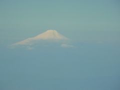 札幌行きは離陸後運が良ければ左側窓席から　富士山が見られます。