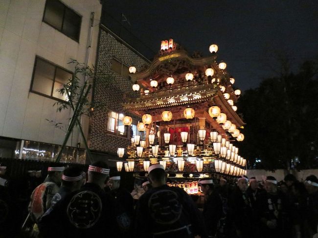 パソコンが大不調中〜と言う事もあって、久しぶりの旅行記です。<br />秋旅行等もあったのですが･･･<br />とりあえず、昨晩出かけた「秩父夜祭」を先に紹介します♪<br /><br />「秩父夜祭」とは、埼玉県秩父市の秩父神社の例大祭のこと。<br />飛騨の高山祭、京都の祇園祭とともに「日本三大曳山祭」として知られ、<br />３００年の歴史がある、日本を代表するお祭りです。<br /><br />場所･時期･夜祭りと言う事もあって、全国各地の有名なお祭りに比べたら<br />観光客は少ないと思いますが･･･ツアーが組まれたり、平日の夜でも<br />寒い中、ホントに沢山の人が訪れてとても盛り上がるお祭りなんです。<br /><br />「秩父夜祭」は2日が宵宮・3日が大祭であり･･･特に昨日３日の夜は<br />提灯で飾り付けられた絢爛豪華な２台の笠鉾と４台の屋台の曳き回しや、<br />冬の花火大会が有名で･･･沢山の夜店も出るので、秩父の町中が<br />お祭りムード一色になります。<br /><br />我が家からは秩父は比較的行きやすいので･･･「夜祭り」好きの<br />友人に誘われ、今まで何度も出掛けていますが･･･<br />昨日もしっかり防寒して出掛けて来ました。<br /><br />今までは山車を見ると言うより･･･何百も出ている屋台で食べ物を買って<br />冬の澄んだ空気の夜空に上がる綺麗な花火を目的に「夜祭り」に<br />出掛けていたのですが、昨晩は珍しく秩父神社、出発前の<br />山車もじっくり見学出来て夜祭りを堪能してきました。<br /><br />寒い＆人が多いので･･･私の腕では綺麗な写真は撮れませんが<br />雰囲気だけでも･･･<br /><br />昨晩は最後まで花火を見たら、やっぱり途中で終電が無くなり･･･<br />タクシーにお世話になる事に。寒かったけれど、綺麗で楽しかったです。<br />また来年も行きたいなぁ〜。<br />