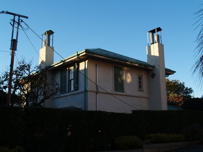 　横浜山手にある岡田邸は山手本通りから少し奥まったところに建っている。山手72-5番館とも呼ばれている。この住宅は設計者（宮内初太郎）が判明している数少ない住宅の一つである。岡田邸は昭和4年（1929年）に建てられた。2本の煙突が並んで建っているのが目立つ建物である。横浜市認定歴史的建造物である。<br />　岡田邸はベーリック・ホールの横に見えるが、入口は少しカトリック山手教会側に行った私道の奥にある。設計者が判明している数少ない住宅の一つであること以上に、建築から80年余りの間、子々孫々に亘って外観も内装の大きな改修がなされずに、こまめに補修され続けてきた住宅であり、移築されて周りにあるエリスマン邸や大きな変更がなされている山手234番館、奥に引っ込めたえの木てい（山手89-6番館）などよりは建築当初のままで、よほど価値が高い建物であろう。外壁のモルタルも最近吹き付けたようである。<br />　玄関の庭先で犬と日向ぼっこしていた岡田邸の主人に、「モルタルなどにもヒビが入っていないのですか？」と尋ねると、「外壁にはヒビが入ってモルタルを吹き付けて見えなくしてあるが、煙突などにはヒビ割れが見える。」と答えた。なるほど、キッチンと居間にある2本の煙突（のうち見える庭側の煙突）には確かにヒビの跡が見られた。「この界隈には横浜市の歴史的建造物に指定されていて、今も住宅として人が住んでいる宇田川さん、石橋さん、松原さん、長谷川さん(山手76番館)などの立派な洋館が多く残っている。」「これからそれらを回って見るつもりです。」<br />　また、岡田さんはカトリック山手教会から3軒目の楼塔風の洋館（おそらくは山手33番館）も薦めてくれた。この楼塔風の洋館が好きなのだろう。<br />（表紙写真は岡田邸（山手72-5番館））