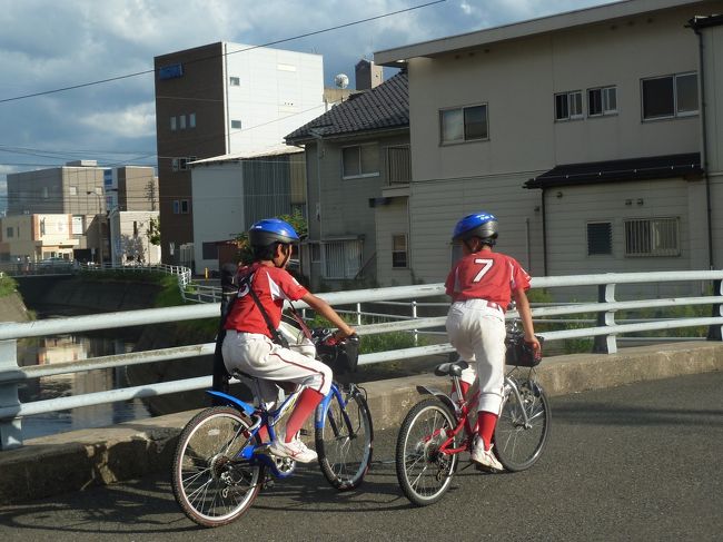 曾良日記が参照できない為、以後の芭蕉の旅程は専ら奥の細道に頼るしかない。<br /><br />しかし曾良がいない為か、芭蕉はこの間の奥の細道では、日にちも地名も割と小まめに記載しているように思われる。<br /><br />等栽宅に2日逗留した芭蕉は、喜び勇んで案内に立つ等裁を伴って敦賀に向かう。<br /><br />等栽宅からほぼ福井鉄道福武線に沿って南に進み、花堂駅を過ぎると、東西に流れる虚空蔵川という小川に出る。<br /><br />そこに架かる橋の脇に「玉江跡」の碑があり、この辺りが歌枕「玉江」の地だったという。<br /><br />　　夏かりの　芦のかり寝もあわれなり<br />　　　　玉江の月の　明け方の空　　藤原利成（新古今和歌集）<br /><br />他にも近くの豊小学校版の案内がある。<br /><br />奥の細道には記載は無いが、芭蕉の句もあるらしい。<br /><br />　　　月見せよ　　玉江の芦を刈ぬ先　　芭蕉（ひるねの種）<br /><br />更に南に進み、同じく福井鉄道福武線の浅水駅の前を西に進んだ、浅水川に架かる”あさむつ橋”の袂にも”朝六ッ橋の碑”始め幾つかの碑が置かれている。<br /><br />それによると清少納言が”枕草子”に「橋は朝六つの橋」と書き、以後藤原定家はじめ多くの歌人の歌にこの橋が登場するようになる。<br /><br />此処には西行の和歌と芭蕉の句が同時に刻まれた碑が建っていた。<br /><br />　　越に来て　富士とやいわん角原の<br />　　　文殊がだけの　雪のあけぼの　　　西行<br /><br />　　朝六っや　月見の旅の明けはなれ　　芭蕉（其袋）<br /><br />この後奥の細道での芭蕉は一挙に武生を越え、湯尾峠に登場する。<br /><br />我々の奥の細道を訪ねて第15回の旅も、芭蕉の足跡を追う旅は此処で終わり、小松飛行場に引き返すのだが、其の途上、片山津で実盛塚の木曾義仲の銅像と、そして最後に安宅関で日本海の夕焼けを眺める。