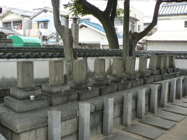 堺市の真言宗三光山宝珠院には堺事件で切腹した土佐藩士11名の墓が境内にある。切腹した妙国寺が勅願寺であったため埋葬が許されず向かいの宝珠院に埋葬された。<br />1868年2月堺港に上陸してきたフランス軍艦デュプレー号の水兵に対し、堺の警固にあたっていた土佐藩士がこれを阻止しようとしてフランス人11名を殺傷した事件でフランス公使は明治新政府に対し土佐藩士の斬刑や賠償金などを要求、土佐藩士隊長箕浦猪之吉ら20人の切腹が妙国寺本堂庭前でフランス人士官等の立ち合いのもと行なわれ、11人が切腹した時点で、フランス人達は切腹の悲惨さにすっかり青ざめ切腹の中止を命じ、残りの9人は罪人として土佐に返されることになった。<br />宝珠院は幼稚園を経営しており、土佐藩士11名の墓参はインターフォンで許可をとって入門した。<br />(写真は宝珠院の土佐藩士11名の墓)<br /><br />