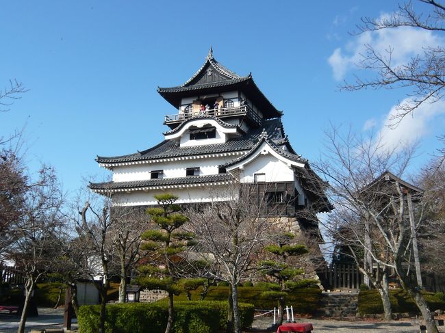 岐阜県可児市の鳩吹山（312.2m）から愛知県犬山市の継鹿尾山（273.1m）を縦走し、最後に国宝・犬山城を訪れました。<br /><br />＜行程＞<br />可児川駅7:37→7:51大脇口→8:11小天神展望台8:18→8:34鳩吹山山頂→9:50西山山頂→11:03継鹿尾山山頂11:10→11:25寂光院11:35→11:48不老滝11:52→12:27善光寺山公園12:33→12:45犬山遊園駅→13:00犬山城13:51→城とまちミュージアム・本町通り→14:38犬山駅