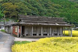 2012.10対馬一人旅4-椎根の石屋根，小茂田浜神社，上見坂公園，カフェほっとたいむで遅い昼食，万関橋