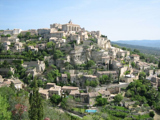 南仏の中でも一番好きな場所、リュベロン地方。<br />ゆっくり流れる時間、まぶしい太陽に映えるクリーム色がかった石造りの家々。<br />本当に何処も素敵で思い出深い村々。<br /><br />宿泊地のポンテから、リル・シュル・ラ・ソルグとプロヴァンスの12ヶ月で有名なリュベロン地方を訪れました。<br /><br /><br />