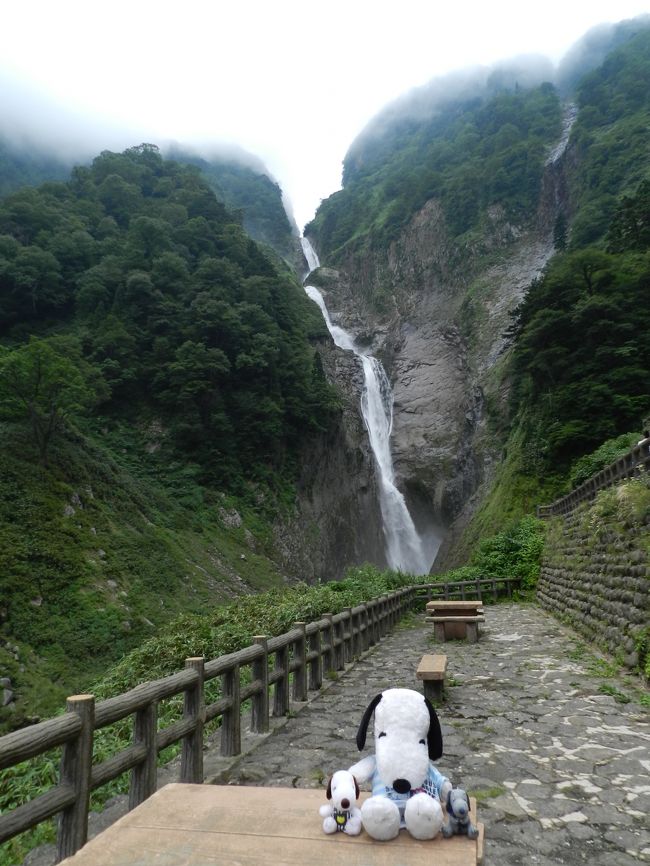 新潟県・妙高山の東麓に、日本の滝百選にも選ばれている『惣滝』という滝があります。<br />とても雪深い場所にあって、訪れることができる時期が限らているため、今年の夏に行こうと決めていました。<br />その計画を立てていると、wifeの休みが上手くとれそうになったので「それならついでに富山や岐阜や長野にも立ち寄ろう！」ということで、４県を回る３泊４日の旅程となりました！<br /><br />8月16日の夕方に大阪を出発。北陸自動車道を通って富山県に入り、富山市内にある「富山タウンホテル」で1泊しました。<br />※間違ってデータを消してしまったので、16日〜17日朝の分の写真はありません（涙）。<br /><br />ということで≪その１≫は、いきなり『称名滝』から始まります。<br />二度目の訪問となる『称名滝』ですが、前回とは全く異なる風景だったので、季節によってこんなにも風景が変わるんだなあと改めてまた感動しました！