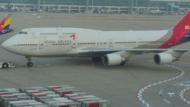 ＡＮＡのマイルでスタアラ特典航空券（ビジネスクラス）に交換し、バンコクへ行った搭乗記です。<br />往路は香港、復路は仁川を経由して来ました。搭乗便は、NRT-HKG:NH911(B767)、HKG-BKK:TG601(A380)、BKK-ICN:TG658(B773)、ICN-NRT:OZ102(B744)です。<br />その4(ICN-NRT：最終区間)です。アシアナ航空のB744搭乗です。<br />