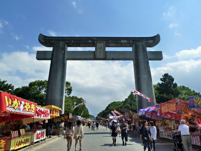 福岡へ帰郷して落ち着いてきた頃、どこか行こうかなぁ~と<br />ウェブでチェックしていたところ、近くの筥崎宮で<br />放生会(ほうじょうや)というお祭りが行われていることを発見!<br />しかも明日まで! おぉー、ラッキ~♪<br />早速翌日に行ってみることにしました。<br /><br />この日はバスで向かいましたが、母親から<br />「現金は面倒だからこれを使えば?」とnimocaカードを渡されました。<br /><br />しかし、バスに乗るのも何年ぶりだろう・・・。<br />乗ってすぐにいつも通り整理券を取ります。<br /><br />しばらく乗ってて、「あれ? nimocaってどこから乗車したか、<br />どうやって分かるんだろう?」といまさら疑問。 <br />次の停留所で乗車する人を観察すると、<br />nimocaを整理券とは別の機械にかざしている。 くぅ~、これかっ!<br />気付かんやった~! (><)<br /><br />またもや失敗! まったくもって日本の生活は浦島太郎状態。<br />バス1つ乗るのにnimocaも使えないとは・・・。 <br />結局現金で支払いました。 トホホ・・・。(←死語? 笑)
