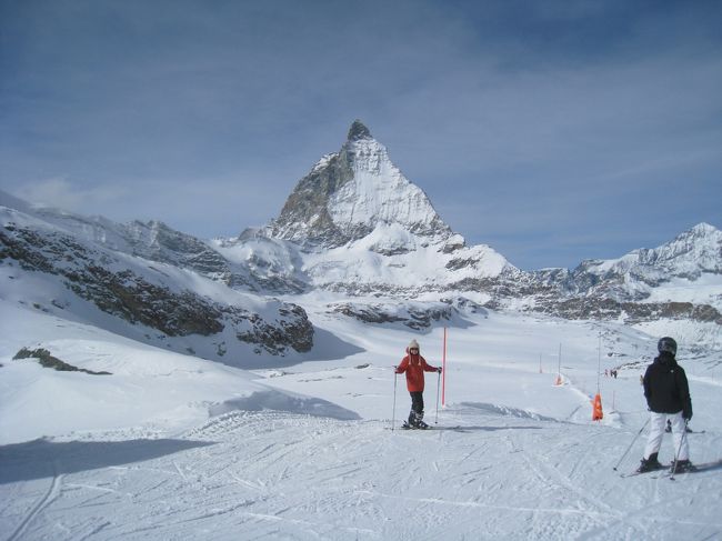 新婚旅行はモンブラン登山だったので<br />定年旅行はマッターホルンを見ながらスキーに決めた<br />マッターホルンは２４歳、ヨーロッパ遠征登山のとき<br />登頂した山なので今回、その美しい名峰を眺めながら<br />妻と滑るのがささやかな夢だった。<br />今回は、チェルビニアで２日間、ツェルマットは３日間<br />ツェルマットから氷河特急でサン・モリッツに移動<br />サン・モリッツは３日間と３箇所のスキー場で<br />欧州スキーを堪能して次は氷河急行でチューリッヒに<br />移動し友人の家に２泊してルガーノに移動、イタリアの<br />親類の家、４家庭で歓迎を受ける。<br />その後、レンタカーでイタリア〜フランスの４大カーニバル<br />を見ながら定年旅行を終える。<br />ヴェネチア、ニースのカーニバルは別途発表します<br /><br />チェルビニアからツェルマットの移動はバス〜電車<br />国境越えバス〜電車５回の乗り換えで１日がかりだった<br />ツェルマットのスキー場は広くてバラエティーに富み<br />楽しく滑ることが出来た。<br />マッターホルンは少しづつ麓を移動しながら滑って行くと<br />姿が微妙に変化し沢山の写真を撮った。<br />