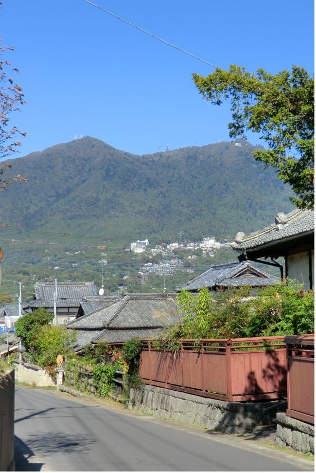 5月の竜巻被害で、全国に名前が知れ渡ったつくば市北条地区。<br />筑波山の登山口にあたる北条地区は、古い建物も沢山残るのんびりとしたすてきな場所です。<br />霊峰筑波山への登山道”つくば道”の急な坂道も歩いて楽しい路地のような道です。<br />”つくば道”を中心とした筑波山麓で、今年も秋祭りが行われました。<br /><br />各地区は、歩いて廻るにはやや離れていますが、<br />集落ごとに色々なイベントが開催されます。<br />途中は車で移動しながら、街歩きを楽しみました。<br /><br />普段は見られない、建物の中や私邸のお庭を拝見できたり、と<br />山麓祭りの期間ならではの街歩きができました。<br /><br />竜巻で、解体されてしまった蔵や家屋もあり、<br />まだまだ、復旧が進んでいる訳ではありませんが、<br />震災の被災地と同じ、がんばれ北条！<br />思いがけずに注目されてしまったこの地域の本当の良さをたくさんの方にも楽しんで欲しいです。<br /><br />路地好き、古い建物好き、レトロ好きな方たち。<br />ぜひ北条に来て下さい〜。<br />今回の旅行記はちょっとＰＲつきかも〜。