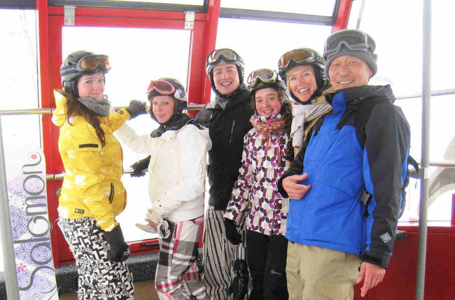 新婚旅行はモンブラン登山だったので<br />定年旅行はマッターホルンを見ながらスキーに決めた<br />マッターホルンは２４歳、ヨーロッパ遠征登山のとき<br />登頂した山なので今回、その美しい名峰を眺めながら<br />妻と滑るのがささやかな夢だった。<br />今回は、チェルビニアで２日間、ツェルマットは３日間<br />ツェルマットから氷河特急でサン・モリッツに移動<br />サン・モリッツは３日間と３箇所のスキー場で<br />欧州スキーを堪能して次は氷河急行でチューリッヒに<br />移動し友人の家に２泊してルガーノに移動、イタリアの<br />親類の家、４家庭で歓迎を受ける。<br />その後、レンタカーでイタリア〜フランスの４大カーニバル<br />を見ながら定年旅行を終える。<br /><br /><br />サン・モリッツでのスキーは２日目天候が悪く１００%<br />コースを廻る事はできなかった。