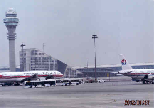 上海の浦東空港は大変解り安い配置に成っています。第一ターミナルと第二ターミナルに航空会社が分かれますので確認をして下さい。中国国内と国際線も航空会社別に分かれていますので一緒のターミナルです。第一と第二は向かい合っていて３本の太い通路で結ばれています。真ん中の通路の中間地点に空港ホテル、地下鉄、世界で唯一営業運転しているリニア（現在時速３００ｋｍ）、ファーストフード、高速鉄道、航空券のチケット売り場、等が集まっていて探す手間がいりません。虹橋空港に乗り継ぐには５時間程の乗り継ぎ時間を見なければならず不便です。将来リニアで両空港間を結ぶ話がありますが何時になるか不明です。虹橋航空は高速鉄道も入っていて国際線（アジア圏、羽田、金浦）、国内線主体の空港です。上海市内へは空港バス７路線、地下鉄、リニア、タクシー等が揃っています。話のタネにリニアに乗って見るのも良いでしょう。日々変化している浦東空港を紹介します。
