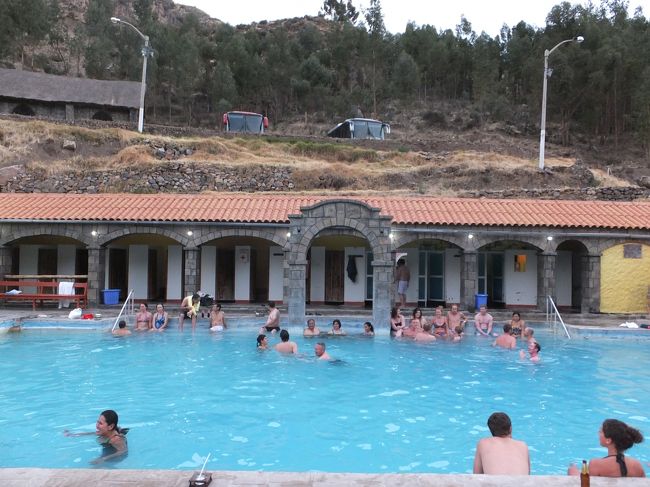 今回の旅行で、温泉を２箇所訪れた。マチュピチュの温泉とアレキパからコルカ渓谷ツアーで１泊したチバイ村の温泉。<br /><br />写真は、チバイ村の温泉、第５プール。<br />