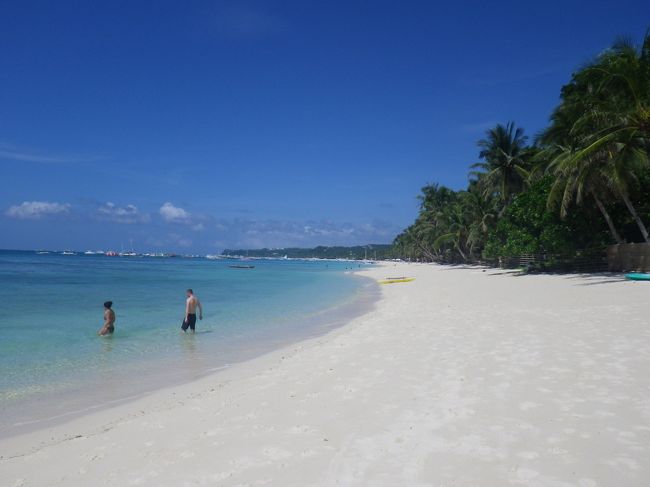 フィリピンにあるホワイトビーチとターコイズブルーの海のボラカイ島。有名なセブ島に比べ、日本人にはあまり知られていませんが、欧米や韓国では有名なリゾートアイランドです。<br /><br />2011年6月に一人でボラカイ島にダイビングに行きました（今回の後にその時の旅行記も公開しました）。後半のシャングリラの滞在が台風と湿疹で痒くて部屋で寝てばかりの残念な結果だったので、1年半ぶりのリベンジで夫婦で出かけました。<br />せっかくならビーチに風よけのない時期を選んできれいなビーチを主人にも見せたいと思い、遅い夏休みとして11月に休暇を取得。<br /><br />今年もツアーでなく、自分で飛行機とホテルを直接予約しています。ボラカイ島のガイドブックの情報は少ないので、皆さんの口コミや旅行記でのホテルやレストラン等の記載が大変参考になりました。<br />観光やマリンスポーツはしていないのですが、旅行中の支払った金額を明記しています。<br />目安としては1ペソ＝約2円で換算してみてください。<br />これから行かれる方に少しでも参考になればと思います。<br /><br />注意<br />航空運賃やホテル等は必ずしも最安金額ではありません。<br />レシートのないレストランの場合、個別でなく合計金額表示もあります。また、情報の保証はいたしかねます。<br />TIPは受けたサービスや価値観で夫婦でも意見が異なることもあり、また小額のお札を持っているかどうかでも違うので、参考にはなりません。あくまでも我が夫婦の支払った額として記載しました。<br /><br />【移動・ホテル】<br />11/16　成田→マニラ　JAL741便<br />　　　 マニラ→カティクラン　エアフィル73便予約便が欠航に！<br />　　　 恐れていたマニラ→カリボへ振替　エアフィル975便<br />　　　 ボラカイリージェンシー　　ジュニアスイート　2泊<br />11/18　アシャプレミアスイート　2泊<br />以上がこの旅行記で前半編になります。<br /><br />以下は別の旅行記で後半編になります。<br />11/20　シャングリラ　デラックスシービュー　2泊<br />11/22　カティクラン→セブ　セブパシフィック135便<br />　　　 シャングリラ　オーシャンクラブルーム　2泊<br />11/24　セブ→マニラ　セブパシフィック562便<br />　　　 マニラ→成田　JAL742便