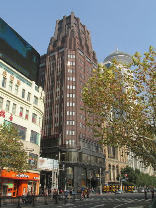 人民広場の北端の南京西路に面して建っている国際飯店（パークホテル）は１９３３年竣工。競馬場に来る外国人相手に１９３４年開業しました。外国からの要人宿泊、様々なメインイベントをこのホテルで開催いたしました。２４階建て、高さ８３.３ｍ。当時はアジア一の高さを誇っていました。一階と二階は吹き抜けで国際飯店文史館になっており、飯店の歴史は上海の歴史でもあります。１９９７年のリニューアルで開業時のアールデコ調の内装に忠実に復原いたしました。場所は上海の中心地。外灘、南京東路、南京西路、美術館、博物館など歩いて行く事ができます。<br />「全国重点文物保護単位」に認定されています。<br /><br />