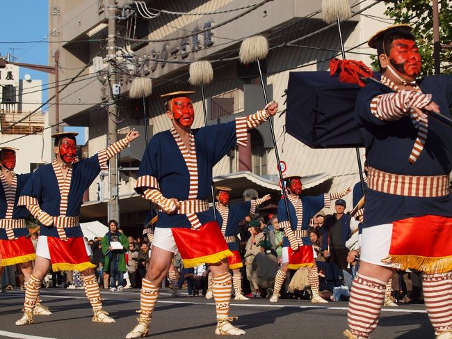 <br />２４回　東京時代祭<br />http://www.timeout.jp/ja/tokyo/event/6218<br />浅草観光連盟<br />http://www.e-asakusa.jp/<br /><br />平成の世に始まった　浅草の　東京時代祭<br /><br />浅草の観音様現れた　推古36年（６２８）から<br /><br />文明開化の世<br /><br />明治の浅草までを<br /><br />　それぞれのいでたちで現代　平静の世に再現<br /><br />楽しく　華やか　時にはにぎにぎしく<br /><br />　行列は続きます。 <br /><br />白鷺の舞　一行は参道を行く本堂へと<br />http://4travel.jp/traveler/jiiji/album/10723614/<br />白鷺の舞　一行は本堂からお帰りです<br />http://4travel.jp/traveler/jiiji/album/10723984/<br />東京時代祭　先触れ隊　１　金龍は天空を行く<br />http://4travel.jp/traveler/jiiji/album/10722827/<br />東京時代祭　先触れ隊　２　伝統芸能　びんざさら<br />http://4travel.jp/traveler/jiiji/album/10723585/<br />東京時代祭　先触れ隊　３　優雅に舞う　白鷺の舞<br />http://4travel.jp/traveler/jiiji/album/10723604/<br />東京時代祭　番外編　舞　寸劇<br />http://4travel.jp/traveler/jiiji/album/10728326/<br />東京時代祭　上<br />http://4travel.jp/traveler/jiiji/album/10733012/<br />東京時代祭　中<br />http://4travel.jp/traveler/jiiji/album/10733023/<br />東京時代祭　下<br />http://4travel.jp/traveler/jiiji/album/10733026/<br /><br />