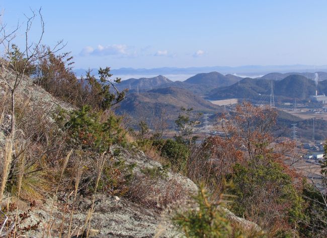 久しぶりに穏やかで雲ひとつ無い良い天気になりそうだ。<br />ちょっと用事に出かけたついでに平荘湖に立ち寄ってみた。<br />あまりに良い天気で風もないので飯盛山に登ることにした。<br />平荘湖は以前に投稿させていただいたが、周回路からの写真だったので、今回は飯盛山への登山道から見下ろした写真も投稿してみました。