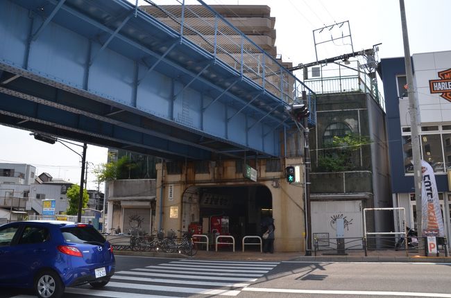 八丁畷駅から国道駅までの旧東海道を散策しました。<br />昭和の時代にタイムスリップしたかのような国道駅の構内は映画のセットを思わせる雰囲気が漂っていました。<br />