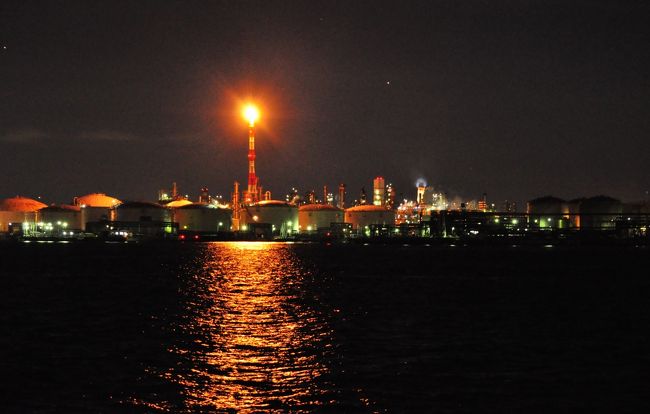 私の職場は川崎市の端っこ、東扇島にあります。<br />この東扇島、扇島、浮島は京浜工業地帯でして、今では船から夜の工場を観るクルーズがある程、工場夜景が人気なスポットです。<br /><br />わたくし、もう十数年ここに通っていますが。何故に今まで撮ろうと思わなかったのか?<br />それは恐らく、残業時間に帰る車の中から毎日の様に輝く工場の煙突やパイプ類を観ながら帰って来るので、それが被写体となるなんて思わなかったんです(笑)<br /><br />そして、先日ついに工場夜景デビューしました!<br />しかし、それはあまりにも痛すぎるデビュ。。。