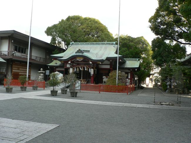 開口神社(あぐちじんじゃ)は、堺市堺区にある神社で住吉大社の住吉三神を一つにして神徳を現した神とされる塩土老翁神(しおつちのおじのかみ)を祀り「住吉の奥の院」と呼ばれる。また素盞嗚神(すさのおのかみ)、生国魂神(いくくにたまのかみ)を合祀している。古代から中世にかけて、付近は開口(あぐち)村で「開口三村大明神」と呼ばれ崇敬されたが1945年の堺大空襲により本殿、三重塔など焼失し1961年に再建されている。 <br />(写真は開口神社)<br />
