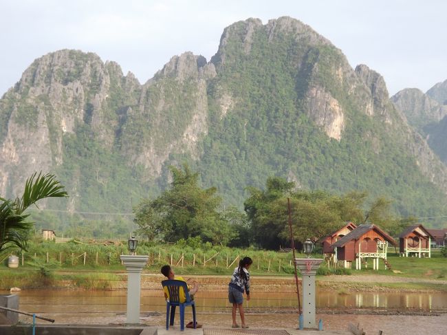 これもちょっと前の旅ですが、<br />タイ東北部ウドンターニーからバスを乗り継いでビエンチャン、バンビエン、ルアンパバーンへ行ってきました。一人旅です。<br /><br /><br />1.バンコク−ウドンターニー FD3360(Air Asia)<br />2.ウドンタニー−ビエンチャン BUS <br />3.ビエンチャン−バンビエン BUS<br />4.バンビエン−ルアンパバーン MINIBUS<br />5.ルアンパバーン−チェンマイ QV635(Lao Airlines)