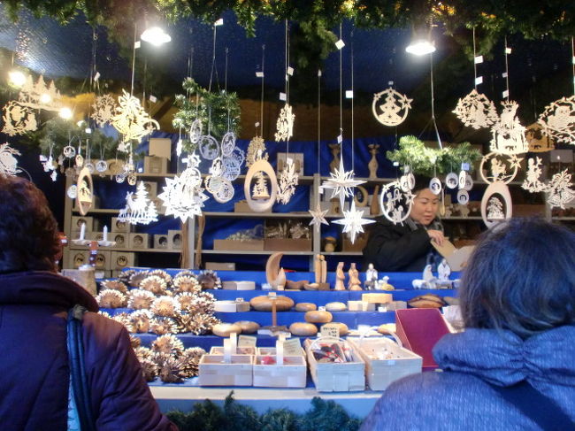 ドイツに着いたその足でヴィースバーデンのクリスマスマーケットに直行<br />他に先駆けて初めて見るクリスマスマーケット<br />でも滞在が１時間・・・えーそんなで見れるのー？<br /><br />今回の旅行で持って行ったものや服装も最後にご紹介しますね