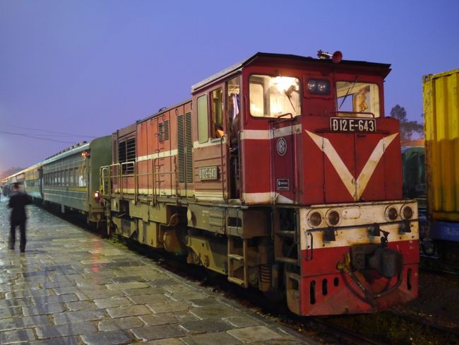 ガイドブックを見ていると早朝6時5分発のハノイのロンビエン行きのベトナム鉄道があるので見学に行ってきました。