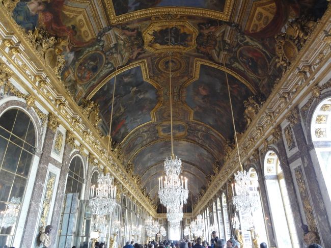 ヴェルサイユ宮殿を観光しました。<br /><br />世界的にも有名な観光地で、年間「４００万人」を超える観光客が訪れるそうです。<br /><br />メインはよくテレビなどにも登場する　「鏡の間」　です。
