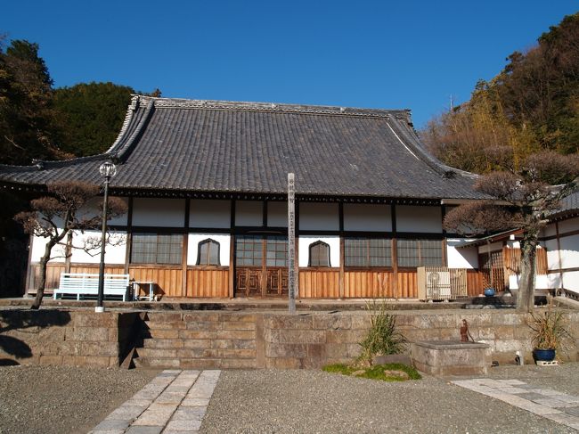 逗子市沼間にある海宝院は曹洞宗のお寺で長谷山海宝院という。開山を源臨乎和尚とし、徳川家康の三浦郡の代官長谷川七左衛門長綱が横須賀村(現 横須賀市)に創建した寺である。天正19年(1591年)に18石の御朱印を賜った旨、「相模国風土記」に記されている。その後、慶長年間(1596年〜1615年)に長谷川長綱によりこの地に移された。<br /> 本尊の木造十一面観音菩薩坐像はすべての方向を向いた顔をもちあらゆる願いを聞いてくれる仏様とされる。 <br /> 鐘楼に吊された銅鐘は、応永10年(1403年)の銘のあり、東京町田市の小野神社の宮鐘だったもので神奈川県の重要文化財に指定されている。伝説では、北条早雲が新井城の三浦道寸を攻めるときに陣鐘として使用したもので、長谷川長綱が徳川家康より拝領したものと伝えられている。<br /> 山門は鎌倉地方の室町時代末期の特徴をよく残す四脚門であり、江戸時代初期の建築とされる。<br /> また、境内奥には江戸期の墓型を残す長谷川一族の墓が祀られている。 <br /> 海宝院は田越川を渡った平地に広大な境内を有しているが、寺が移される以前はどのような地であったのかが気になるところだ。平安時代末には源義朝の沼浜亭(法勝寺境内あたりとも、その西側とも言われる)の西側にあたり、この平地が利用されなかったはずがない。神武寺の表参道と沼間参道、田越川に挟まれた東逗子駅と海宝院がある平地は中世においても利用価値が高かったはずだ。四方を山に囲まれた法勝寺境内の平地は鎌倉・壽福寺の境内(平地)よりも狭い。法勝寺の西側あたりが妥当なところだ。<br />(表紙写真は海宝院本堂)