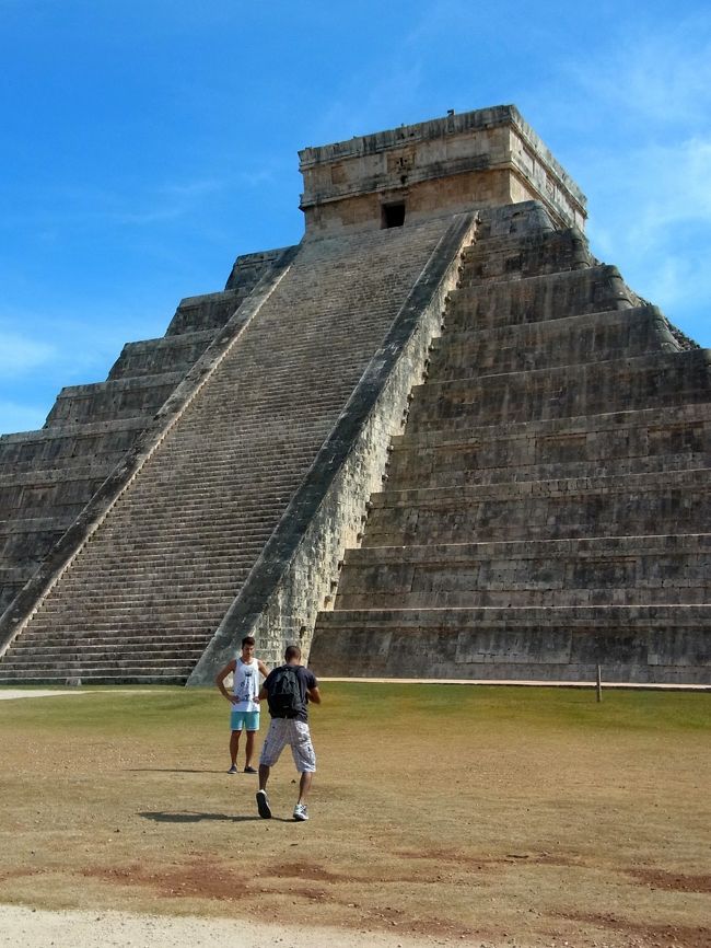 旅も後半、ユカタン半島の代表的なマヤの遺跡チチェンイツァ見学です。<br />行く前にコロニアルな雰囲気のイサマルの街歩きをしました。丁度お祭りが開かれていて、民族衣装を着た子供たちの可愛いパレ−ドも見ました。<br /><br />チチェンイツァに着いた時は、平日にもかかわらず入り口ゲ−トには多くの観光客が並んでいました。<br />お土産やの軒もずら-っと並び、この遺跡の人気の高さを証明しているようでした。<br /><br />入り口をゲ−トをぬけて、真っ先に眼に飛び込んでくるのが、カスティ−ヨ（お城）の四角いピラミッド。<br />白く光るピラミッドはメキシコの暑い陽光を照り返してキラキラと輝いて見えました。<br /><br /><br /><br />