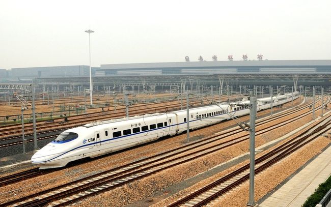 せっかく中国に来たから、一度中国の新幹線を体験しようと考えていた。杭州が近いし、景色もよさそうし、杭州へ行ってみようか。<br />上海虹橋駅発⇔杭州駅着のチケットを買いました。日本で購入するぼがなかなか難しいので、JUNトラベル株式会社のチケット代行購入サービスを一度利用してみたんだ。結構便利なやりとりでした。出発日、便名、個人のパスポート写しなどの情報を提出したら、向こうが発券してくれますね。駅のチケット売り場でその予約番号と自分のパスポート写しを両方提出したら、紙質のチケットをもらえます。チェックインする時、その紙質のチケットを自動改札口に入れたら、簡単通れますよ。地下鉄と一緒だ。昔より結構便利になった。
