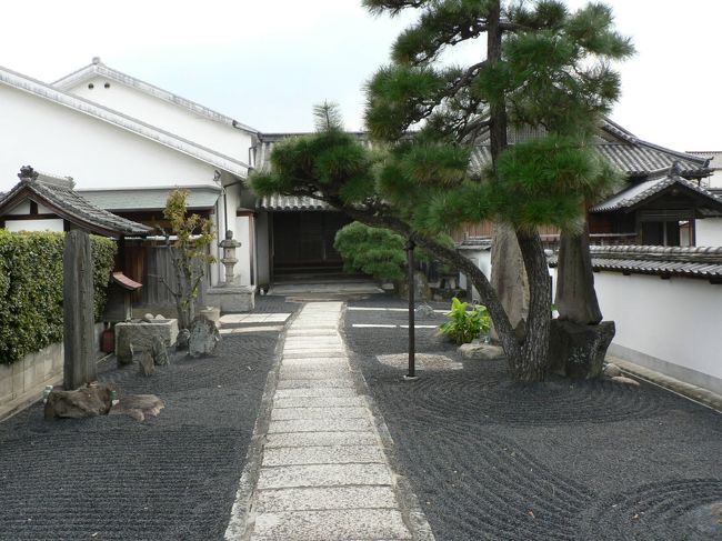 南宗寺（なんしゅうじ）に近い大安寺（だいあんじ）は、堺市堺区にある臨済宗東福寺派の仏教寺院で応永年間（１３９４−１４２８年）に後小松天皇の命により東福寺の末寺として開山したとされている。創建時は堺の町の中心にあり広さは二町四方、六つの塔頭を有していたそうだが１６１５年の大坂夏の陣により寺は焼失、慶安年間に現在の南旅籠町の地に移転したとのこと。<br />（写真は大安寺）<br />