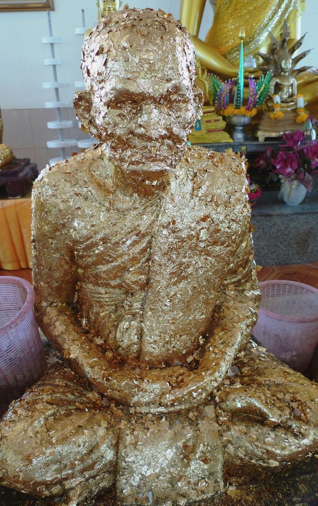12月8日〜10日 タイの三連休で主にバンコクの人がパタヤに押しかけて来ると思うので避難を兼ねて4日間ほどタイ北部の入口のスコタイ周辺の遺跡巡りをしてきて、その帰りにナコンサワンに行きました。<br /><br />ピッサヌローク〜ナコンサワン 170Km 2時間25分<br /><br />ナコンサワンは「天国の都市」という意味です。ナコンサワン県は、北部地方への入り口に位置し、北部への交通拠点となっています。また、ピン川・ワン川・ヨム川・ナーン川が合流し、タイ最大の水源であるチャオプラヤー川の源流地点となっており、農業・淡水漁業の中心地としての役割を果たしています。<br />面積9597.7k?、バンコクから北へ約240km。県木・県花は、オオバサルスベリ。特にこれといった観光名所はありませんが自然があふれており、釣り・バードウォッチングには最適な場所です。