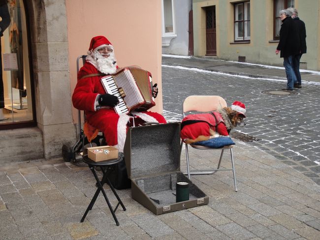 <br />ずっと行きたいと思っていた、ヨーロッパのクリスマスマーケットに行ってきました!<br /><br />旅行中、ヨーロッパは例年以上の寒波に襲われ、連日の吹雪で観光は大変でしたが、それでも雪景色の旧市街は冬らしい雰囲気に包まれ、クリスマスマーケットは活気にあふれていました。<br /><br />今回は、飛行機のチケットとホテル、それに4日分のジャーマンレイルパス(2人用)を日本で手配していきました。<br /><br />Vol.2は旅の3日目、ドイツ最大といわれるニュルンベルクのマーケットの記録です。ニュルンベルクでは最後に少々問題が発生しましたが、それも終わってみれば思い出の一つです。<br /><br />≪旅程≫ ☆はクリスマスマーケットです。<br /><br />・1日目:成田→フランクフルトへANA直行便利用。☆フランクフルト【フランクフルト泊】<br />・2日目:トリーア、☆ハイデルベルク観光。【フランクフルト泊】<br />・3日目:早朝ニュルンベルクへ移動。☆ニュルンベルク、☆ローテンブルク観光。【ニュルンベルク泊】<br />・4日目:早朝ミュンヘンへ移動。☆バンベルク、☆ミュンヘン観光。【ミュンヘン泊】<br />・5日目:リンダーホフ城、オーバーアマガウ観光。【ミュンヘン泊】<br />・6日目:☆ザルツブルク観光。夜ミュンヘン→成田へANA直行便利用。【機内泊】<br />・7日目:成田到着。<br /><br /><br /> ≪1ユーロ≒約109円≫<br />