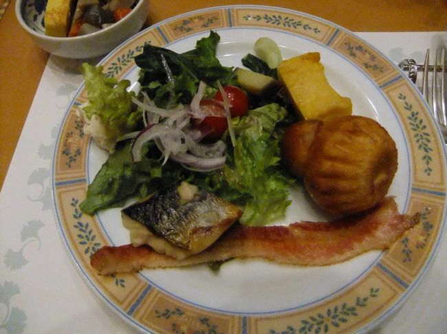 ホテルオークラ福岡のバスルーム、朝食、プールの様子です。<br />朝食はカフェカメリアでブッフェにしました。<br />和食（さざんか）も利用可能です。<br />和食がなかなか充実し内容でした。