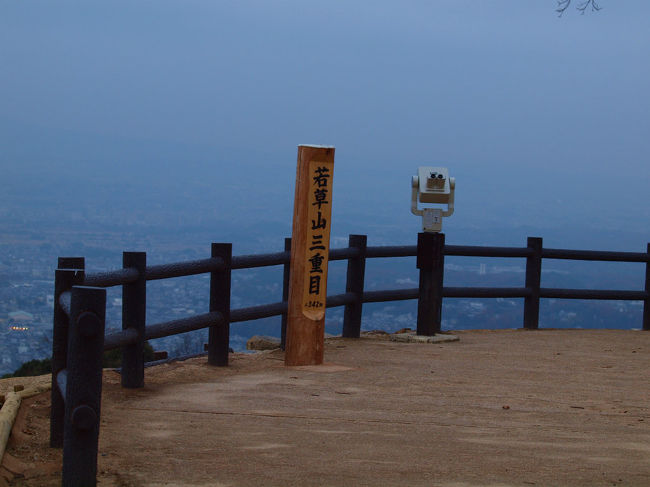 奈良旅　一日目は　若草山奥山めぐりです。<br /><br />　できれば　平城京　大極殿と思いましたが<br /><br />すでに陽は落ちそうな時間　<br /><br />奥山ドライブウエーは夜間通行止めです。<br /><br />　急いで奈良の町へ　大極殿は次の機会に<br /><br />奈良　奥山ドライブウエイ<br />http://shinwaka.com/<br />公共の宿　猿沢荘<br />http://www.sarusawa-so.chikyosai.or.jp/