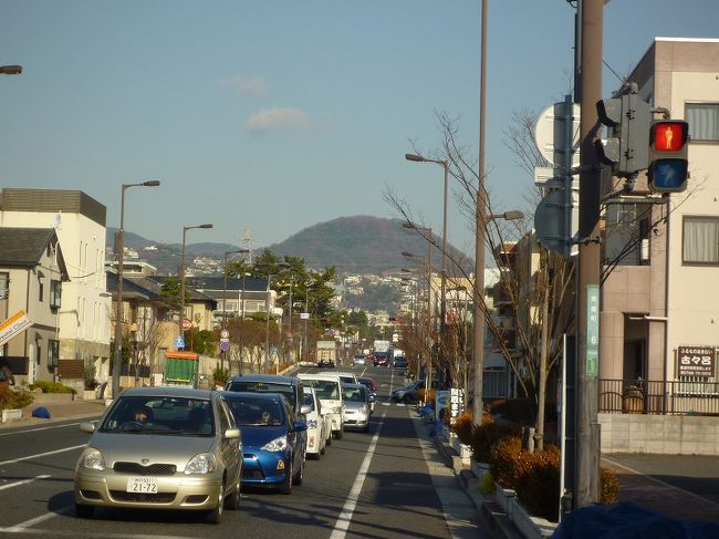 自転車に乗って俳句を読もうなんて企画ではない。<br /><br /> 平たく言えばいつものママチャリ登山である。<br /><br /> 快晴の空に誘われご近所登山に行ってみた。<br /><br /> 坂の上の一片の雲を目指してドラゴンは坂を上ってゆく。さくら夙川から甲陽園までは緩やかな登り坂である。登山前のウオーミングアップにはちょうどよい。帰りはほとんどペダルを漕ぐこともなく、ブレーキングもなく戻ってこられるところが心地よい。
