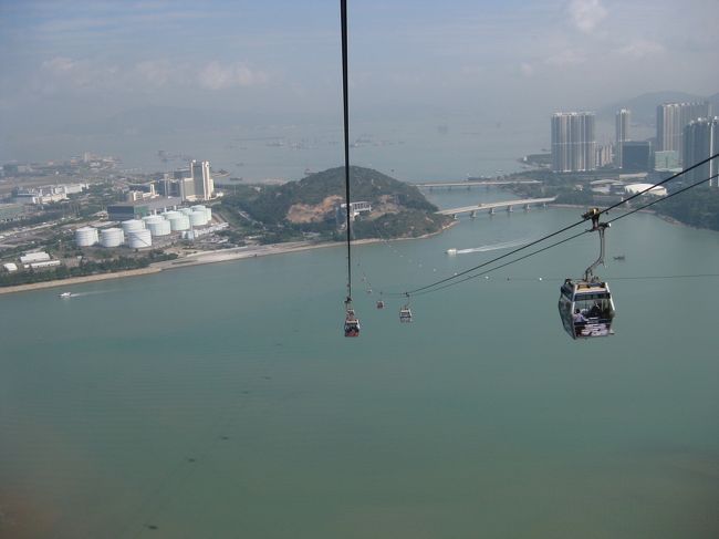 本来香港の冬は湿度も下がり快晴の日が多く、気持ちよく過ごせるのですが、ここの所ずーっと曇り空で湿度も高く、憂鬱な日が続いていましたが、やっと少しお天気が回復したので、一度はぜひ乗ってみたいと前から思ってたゴンピン山のロープーウェイに乗って山の上にある大仏を見に行って来ました。本来の目的は大仏ではなく飛行時間？２５分もあるロープーウェイです！<br />